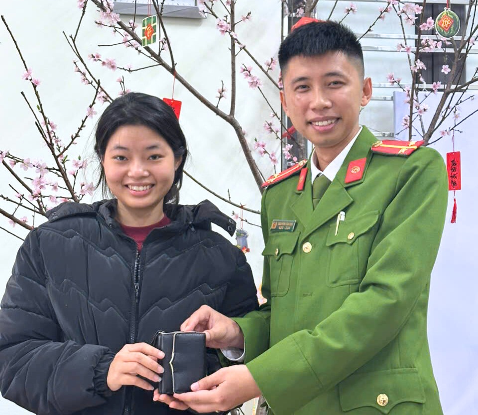 Công an phường Nam Triệu trao trả ví tiền và giấy tờ cho người dân đánh rơi